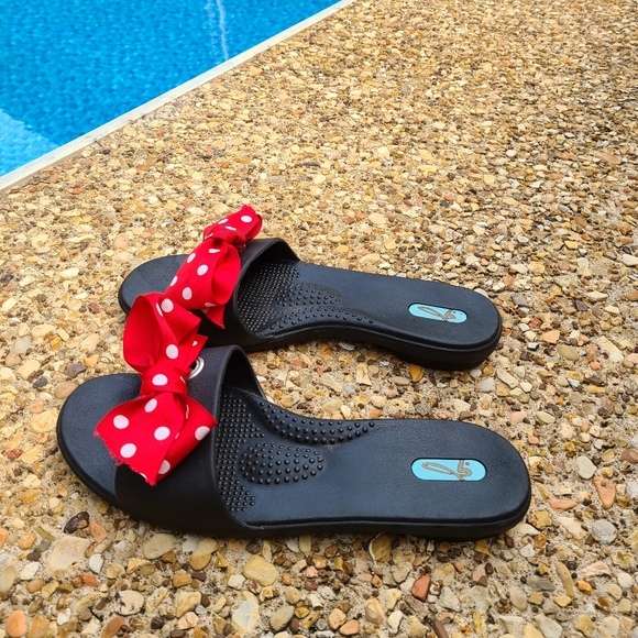 OKAb Black Sandals With Red Polka Dot Bow - Picture 4 of 8